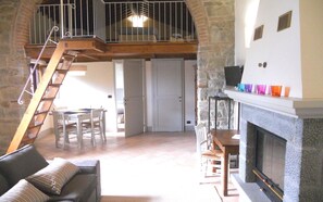 Fireplace - Stunning private villa with private pool, WIFI, A/C, terrace, pets allowed and panoramic view (Cortona)