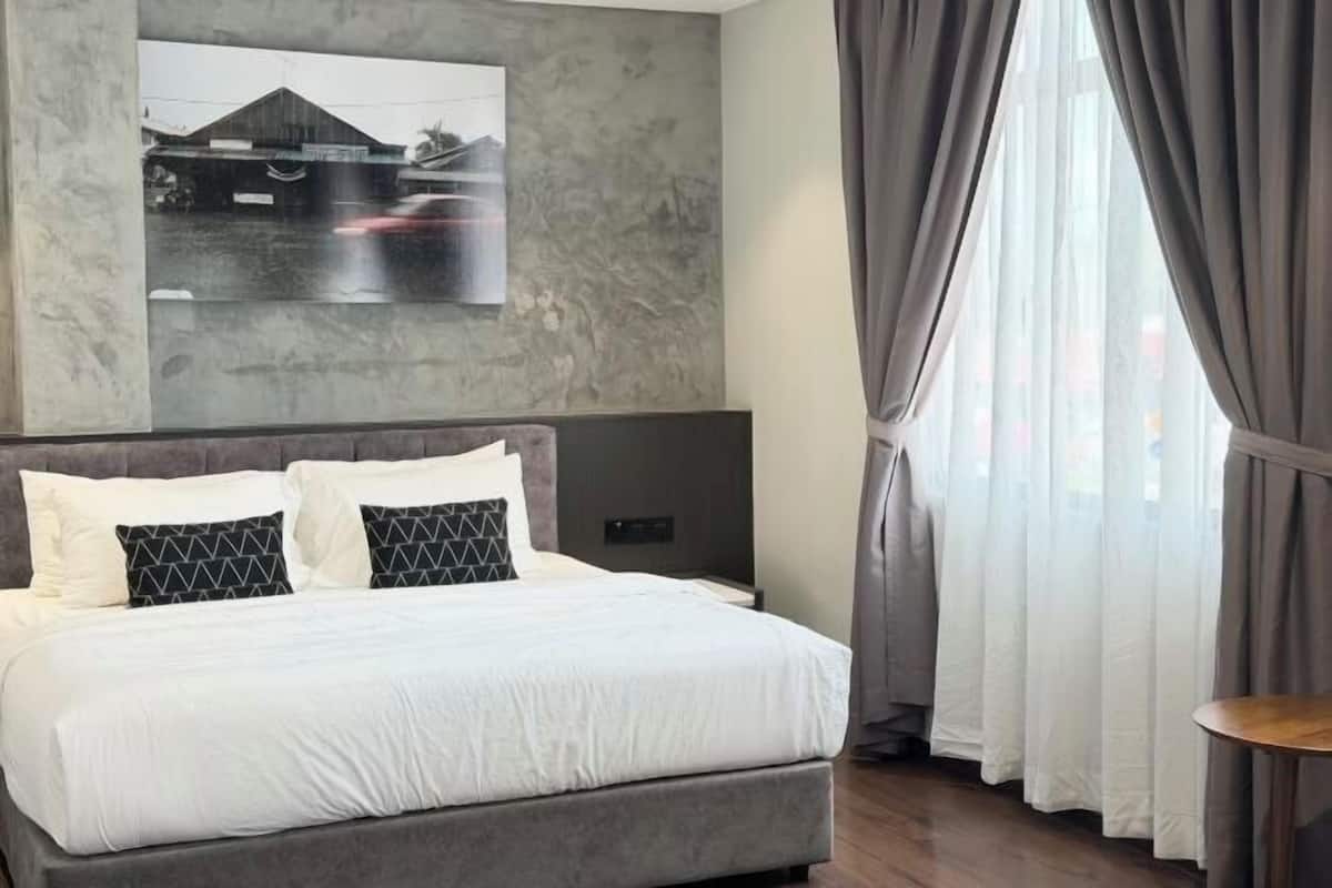 Minibar, värdeförvaringsskåp på rummet och mörkläggningsgardiner