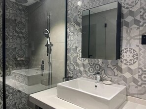 Ducha, cabezal de ducha tipo lluvia, secador de pelo, toallas