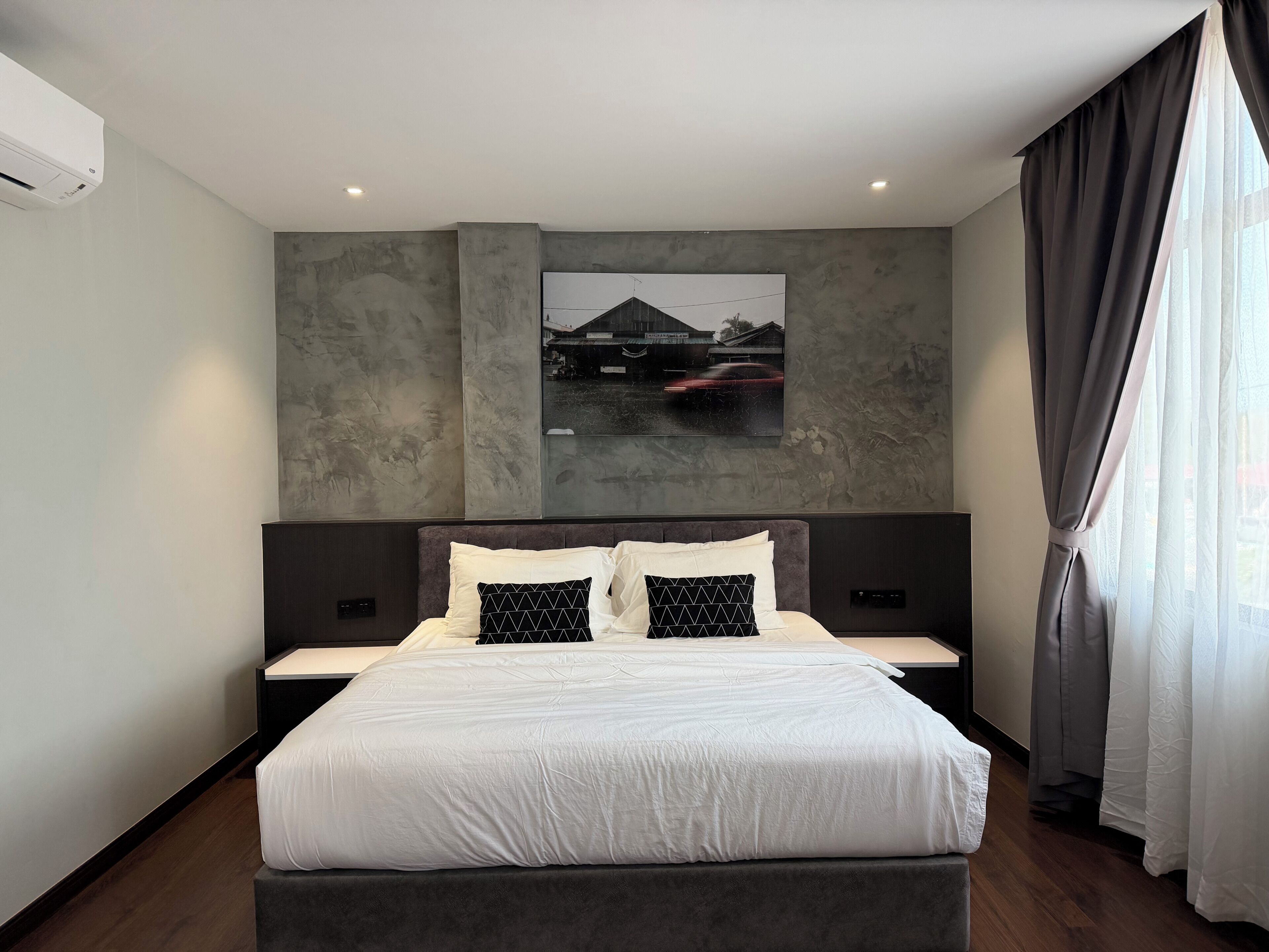 Deluxe King | Minibar, värdeförvaringsskåp på rummet och mörkläggningsgardiner