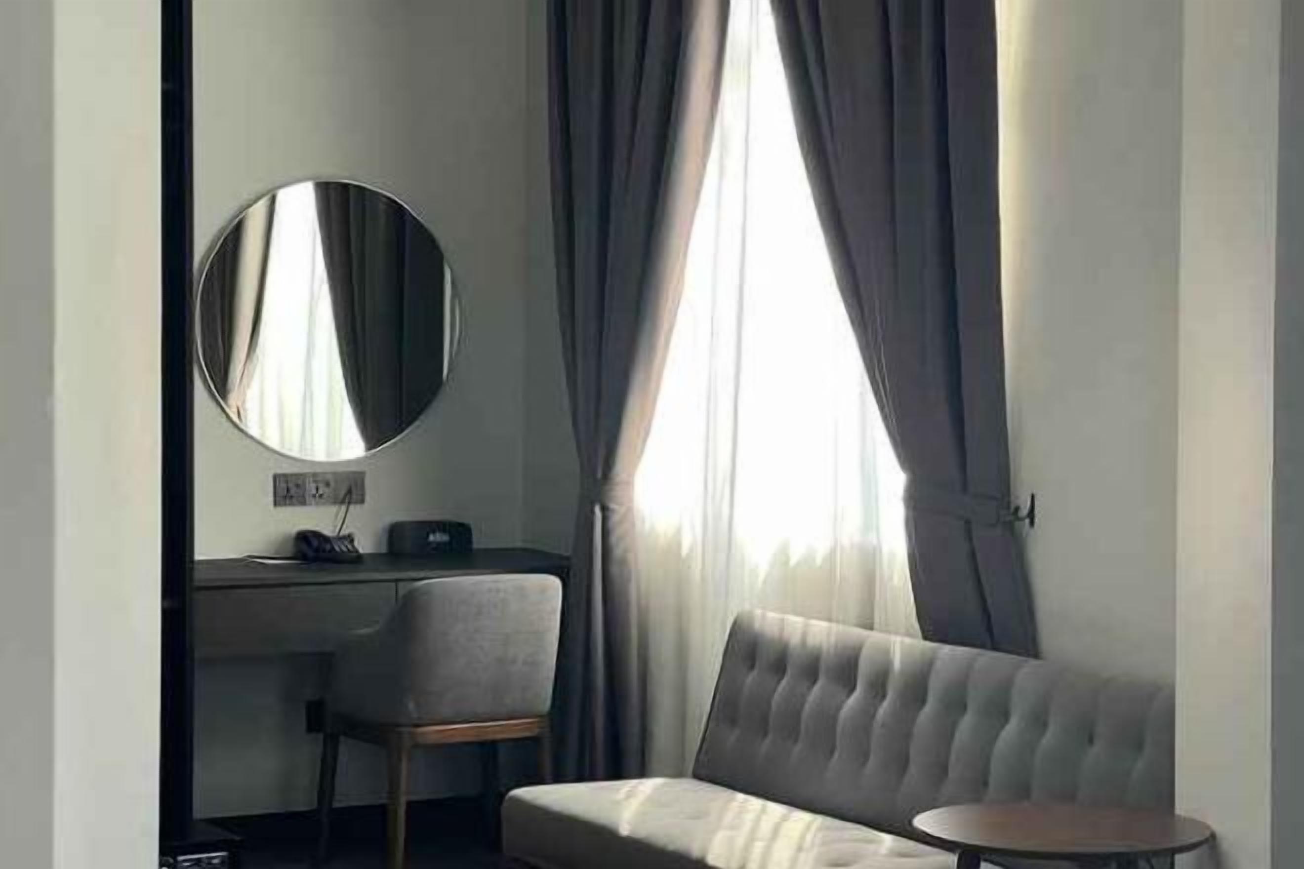 Living area | 32-inch Smart TV with cable channels, TV