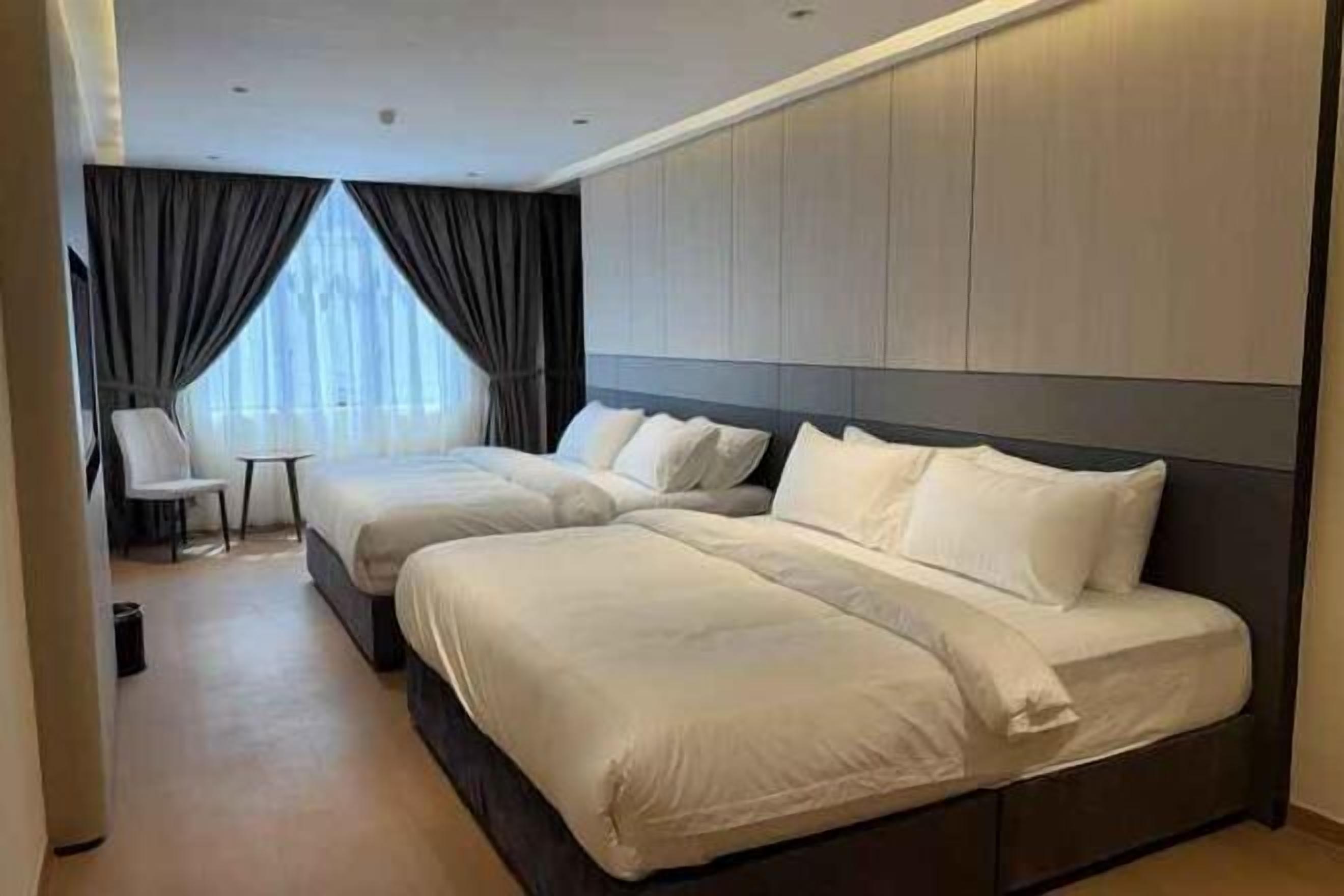 Minibar, caja de seguridad en la habitación y cortinas blackout 