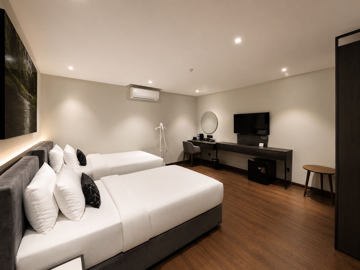 Deluxe Twin Room without window | 迷你吧、客房内保险箱、遮光窗帘、熨斗/熨板