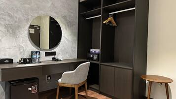Deluxe King Room Without Window | 迷你吧、客房內保險箱、遮光布/窗簾、熨斗/熨衣板