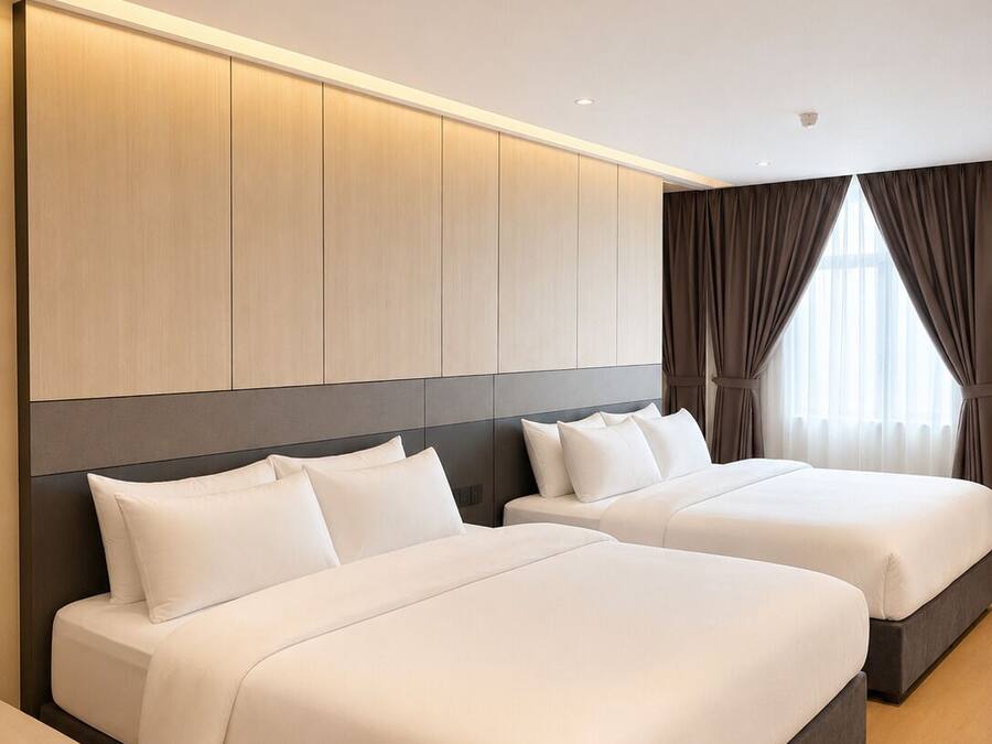 Habitación de hotel con dos camas, un armario grande y vistas al exterior.