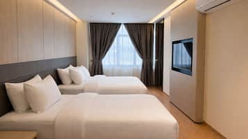 Habitación familiar, no fumadores | Minibar, caja fuerte, cortinas opacas y tabla de planchar con plancha