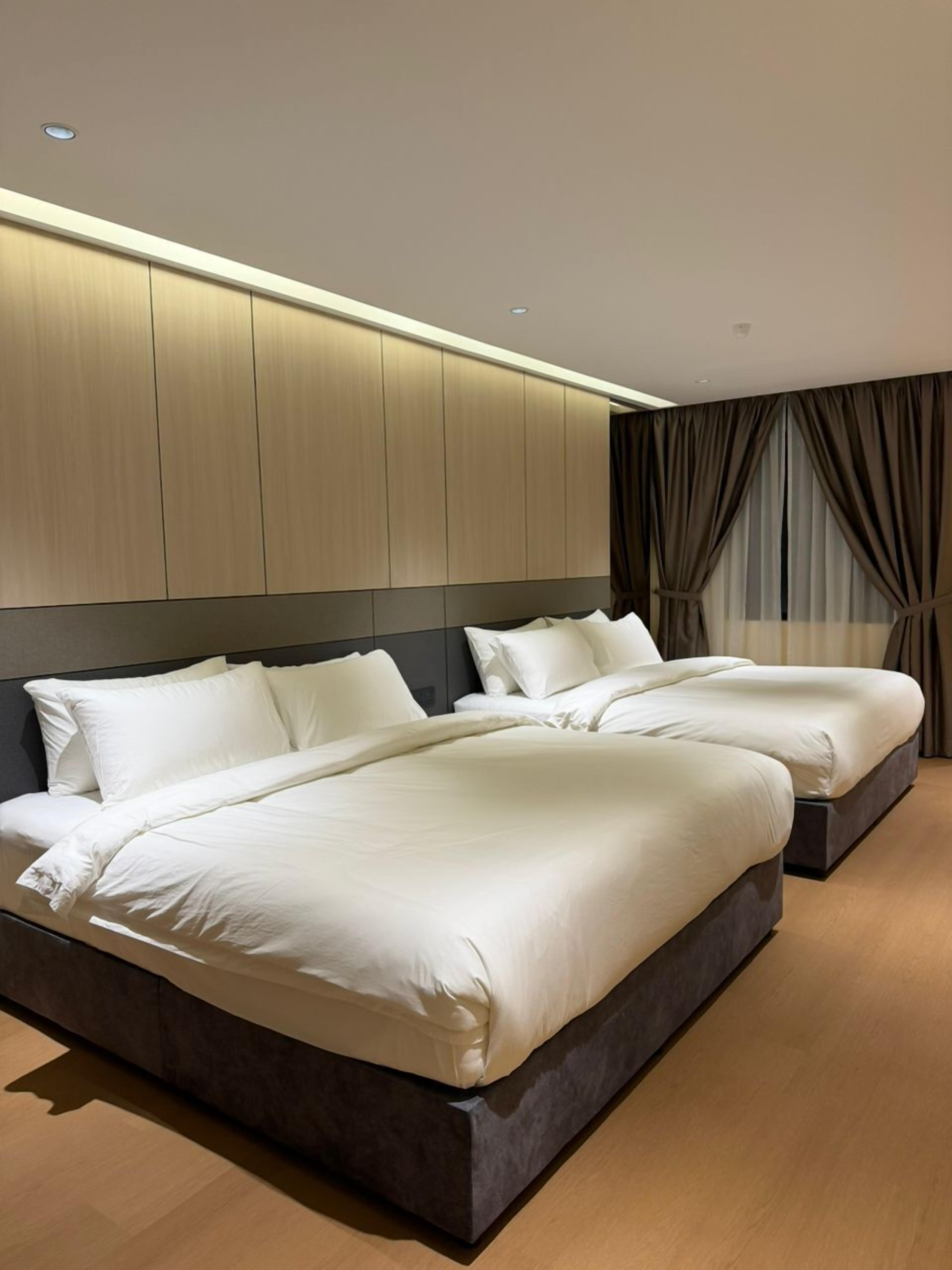 Premier Room | Minibar, in-room safe, blackout drapes, iron/ironing board