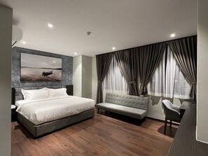 Deluxe King | Minibaari, tallelokero huoneessa, pimennysverhot, silitysrauta/-lauta