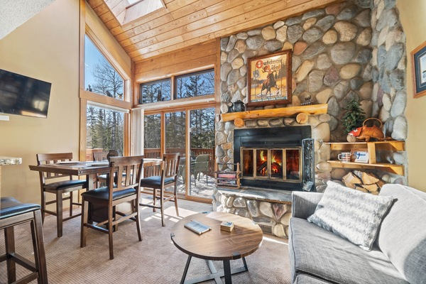 Smart-tv, eldstad, dvd-spelare och böcker