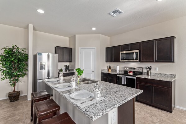 Kühlschrank, Mikrowelle, Ofen, Herdplatte