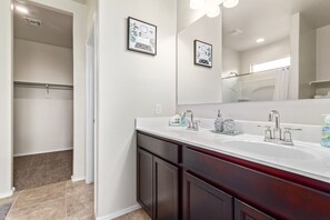 Combined shower/tub, hair dryer, towels