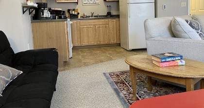 Tidy 2-Bed w/ Parking!🚗Wine!🍷UNH👩🏻🎓