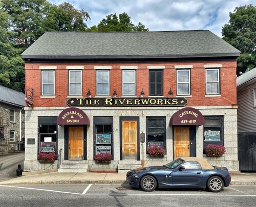 Tidy 2-Bed w/ Parking!🚗Wine!🍷UNH👩🏻‍🎓