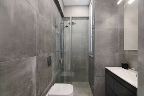 シャワー、ヘアドライヤー、タオル、石鹸