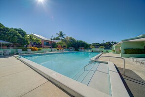 Alberca al aire libre y alberca climatizada