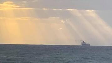 Un navire sur l’océan, sous un ciel nuageux.