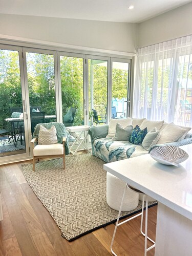 Family & Pet Friendly. LATE CHECKOUT SUNDAY (avail on request) 1 N stays midweek