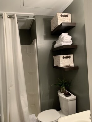 Sèche-cheveux, serviettes fournies, savon, shampoing