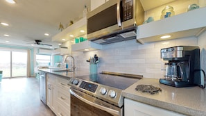 Fridge, microwave, oven, stovetop - Walk to Sandfest, Shared Pools, Boardwalk to the Beach (Port Aransas)