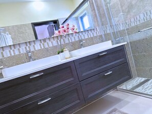 Shower, towels, soap, shampoo - Pyramid Bliss - One Bedroom (Ocho Rios)