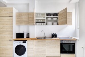 Een koelkast, een microgolfoven, een oven, een kookplaat