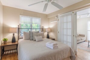 2 bedrooms, desk, WiFi