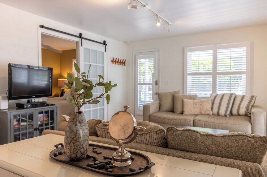 This Enchanting Pet-friendly Home Is Walking Distance To The Heart Of Downtown Saugatuck - saugatuck, MI