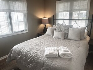 3 bedrooms, iron/ironing board, free WiFi, bed sheets - This enchanting pet-friendly home is walking distance to the heart of downtown (Saugatuck)