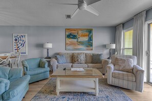 A living room with a ceiling fan, a coffee table, and two couches. - 2D, Gulf Ya! (Destin)
