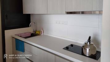 Geladeira, chaleira elétrica, talheres/pratos/utensílios de cozinha