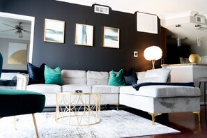 智能电视、壁炉、书