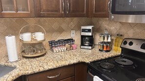 Fridge, microwave, oven, stovetop - Stellar City Suites (Dallas)