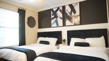 2 bedrooms, in-room safe, desk, iron/ironing board