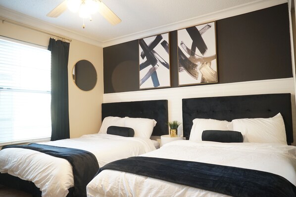 2 多间卧室、客房内保险箱、办公桌、熨斗/熨衣板