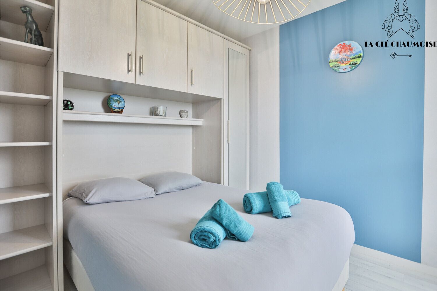 2 chambres, fer et planche à repasser