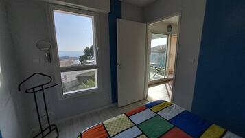 2 habitaciones y tabla de planchar con plancha