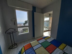 2 chambres, fer et planche à repasser