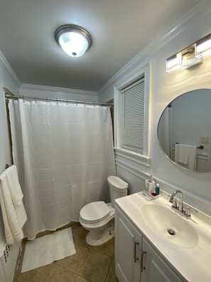 Douche, serviettes fournies, savon, shampoing