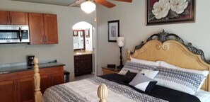 1 habitación, escritorio, tabla de planchar con plancha y wifi gratis 