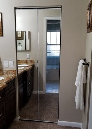 Secadora de cabello, bidet, toallas, jabón 