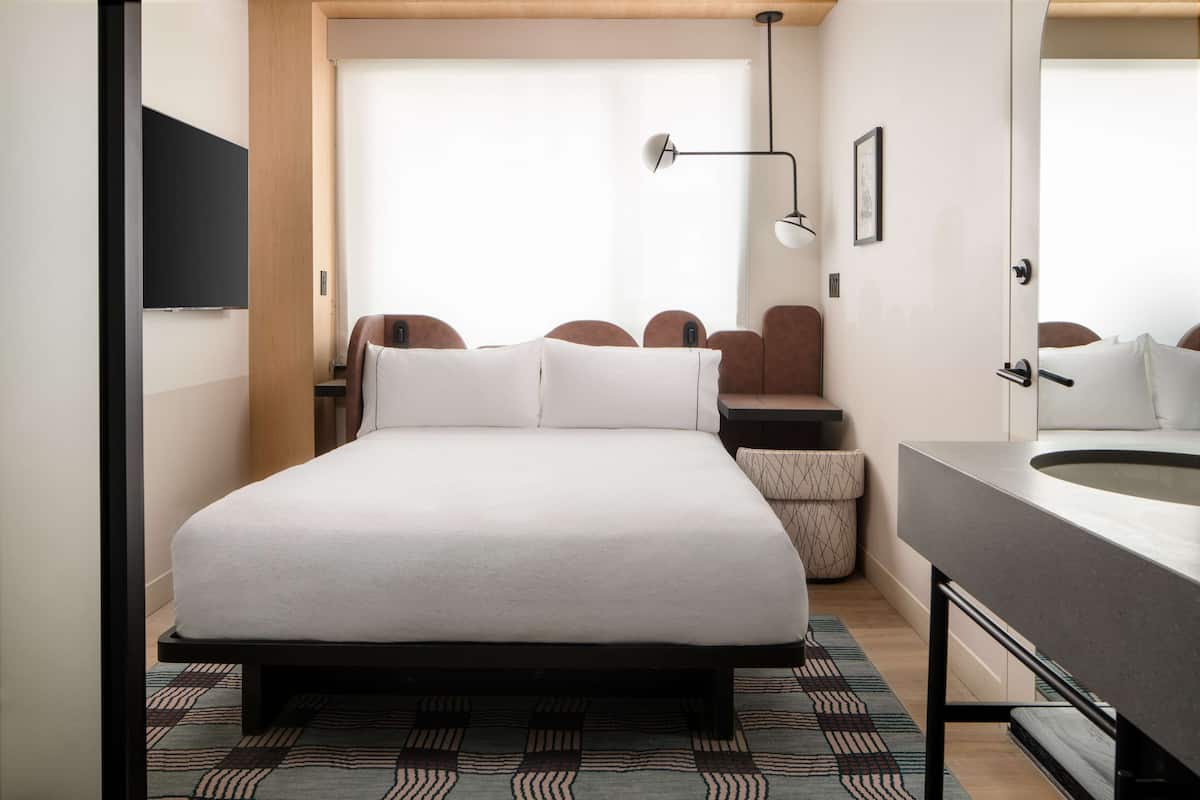 Hypo-allergenic bedding, in-room safe, laptop workspace