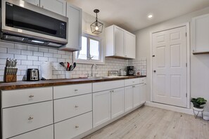 冷蔵庫、電子レンジ、コーヒー / ティーメーカー、トースター