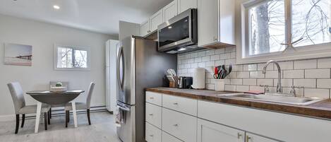 Frigorífico, microondas, cafetera o tetera y tostadora