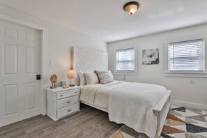 3 habitaciones, tabla de planchar con plancha, wifi y ropa de cama