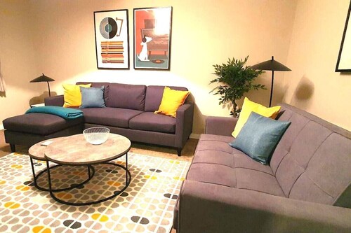 Mackie House: A fully equipped house in a residential area within the costal town of Port Glasgow