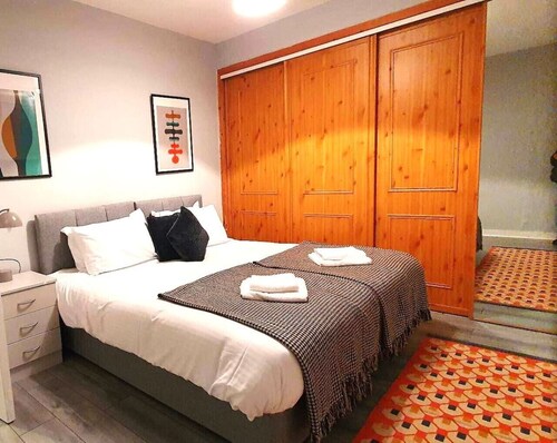 Mackie House: A fully equipped house in a residential area within the costal town of Port Glasgow