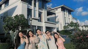 A group of people standing in front of a modern two-story building with a balcony. - Indochine‑Style Private Pool Villa Full Bay View |5 BR | Karaoke • Billiards (Thành phố Hạ Long)