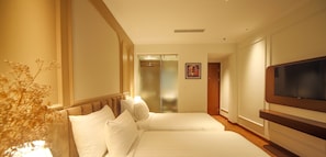 Exclusive Double or Twin Room | Minibar, desk, soundproofing, iron/ironing board
