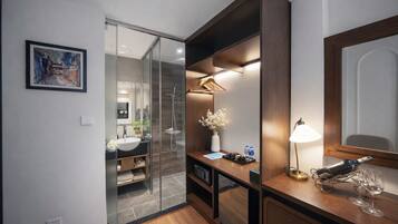 Superior Double Room | Minibar, desk, soundproofing, iron/ironing board