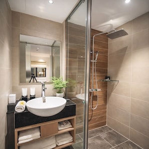 Dusche, Regendusche, kostenlose Toilettenartikel, Haartrockner